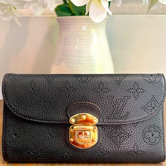 AUTHENTIC LIKE NEW LV AMELIA NOIR MAHINA WALLET - Picture 1 of 9